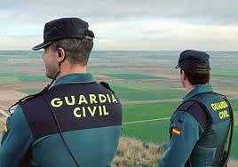 Imagen de archivo de dos agentes de la Guardia Civil.