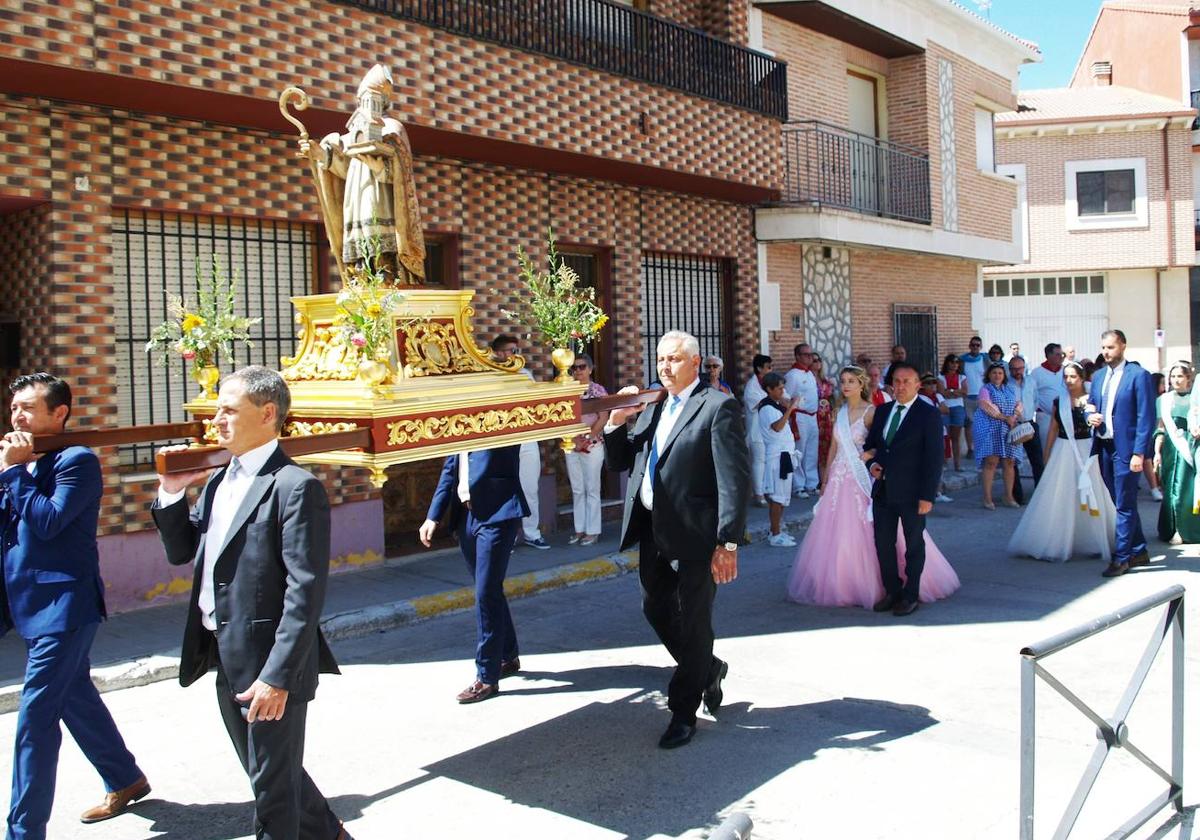 Las Reinas de las Fiestas y autoridades locales tras la imagen de San Agustín durante la procesión.