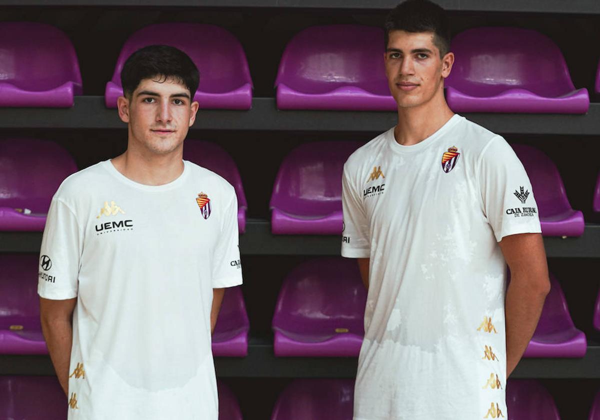 Juan Lambás y Diego Muzquiz posan tras el entrenamiento con el primer equipo del UEMC Real Valladolid Baloncesto.