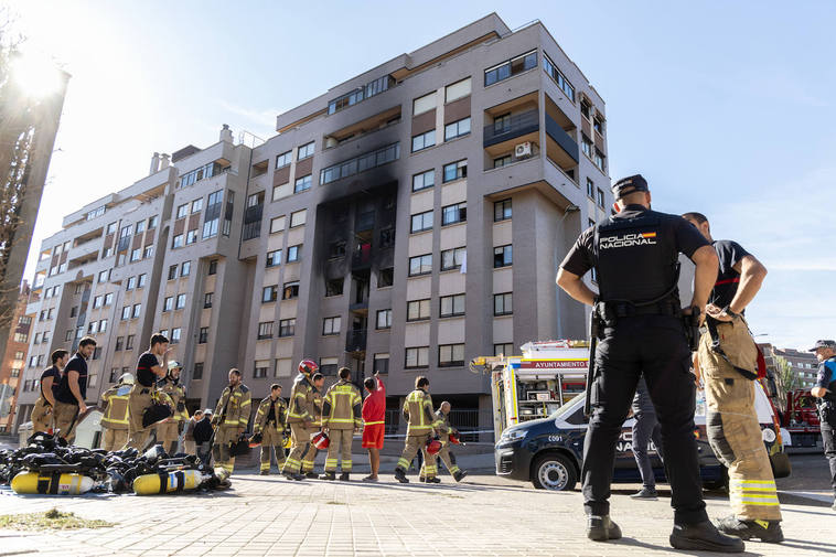 Los Bomberos de Valladolid rematan las labores de extinción tras las explosión en Juan de Valladolid, 23.