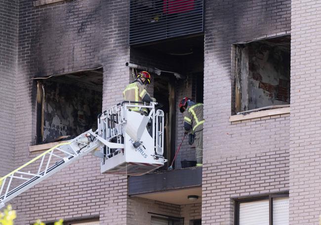 Los Bomberos despejan el exterior del tercero I, lugar de la explosión.