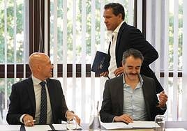 David Hierro, procurador de Vox, conversa con Francisco Igea al inicio de la Junta de Portavoces de las Cortes.