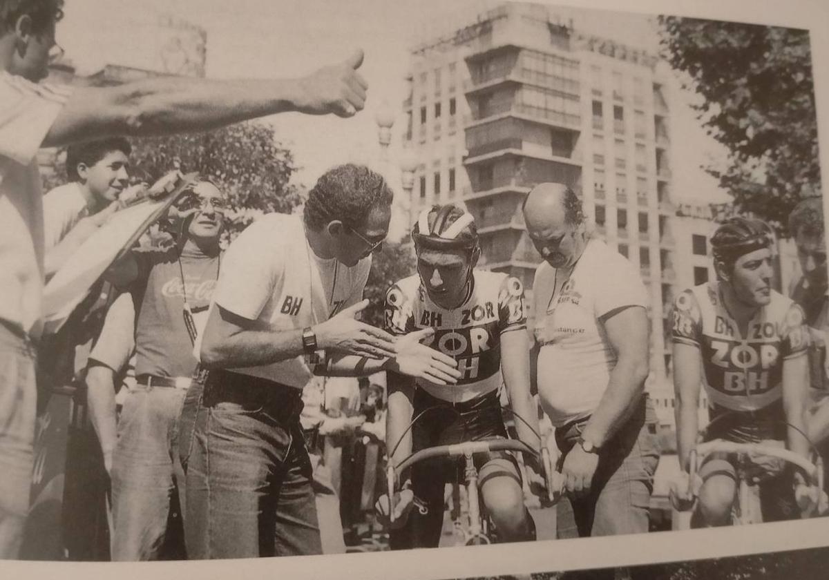 Valladolid llegó a acoger una crono del Tour del Porvenir; en la imagen López Cerrón dando instrucciones a un corredor del equipo Zor BH.