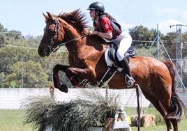 Marina Guerra con 'Jana' durante un salto, una de las representantes vallisoletanas del Campeonato de Europa de TREC.