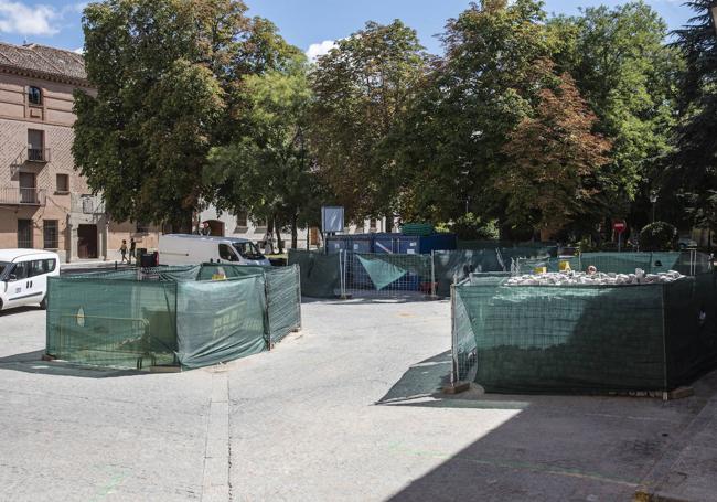 Contenedores de obra debidamente cercados por vallas y mallas.