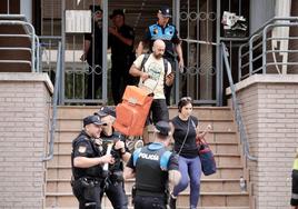 Los vecinos recogen sus pertenencias tras la explosión