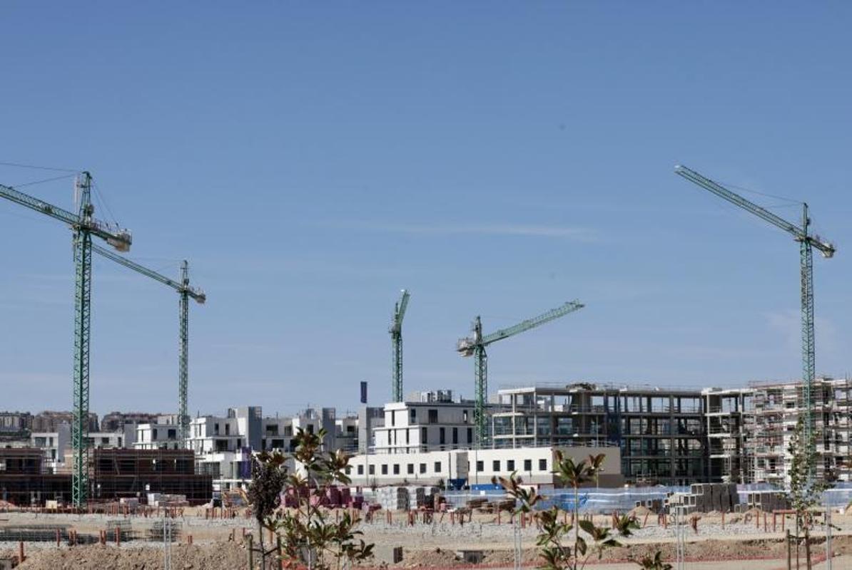 Construcción de nuevas edificaciones en la Urbanización El Peral de Valladolid.