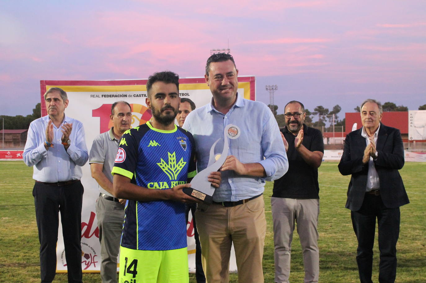 Abel Conejo (Atlético Tordesillas) recoge el de manos del diputado de Deportes el trofeo al mejor jugador.