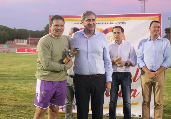 Alberto López Moreno recoge el trofeo del máximo goleador de manos del alcalde de Íscar en representación de Lucas Sena.