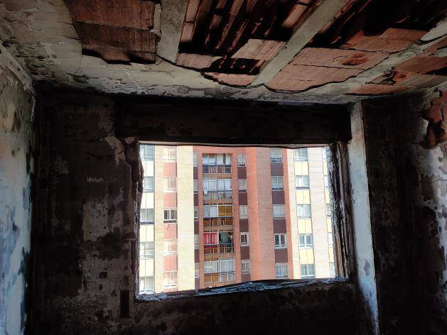 Así han quedado la vivienda y las zonas comunes del edificio donde se originó la explosión