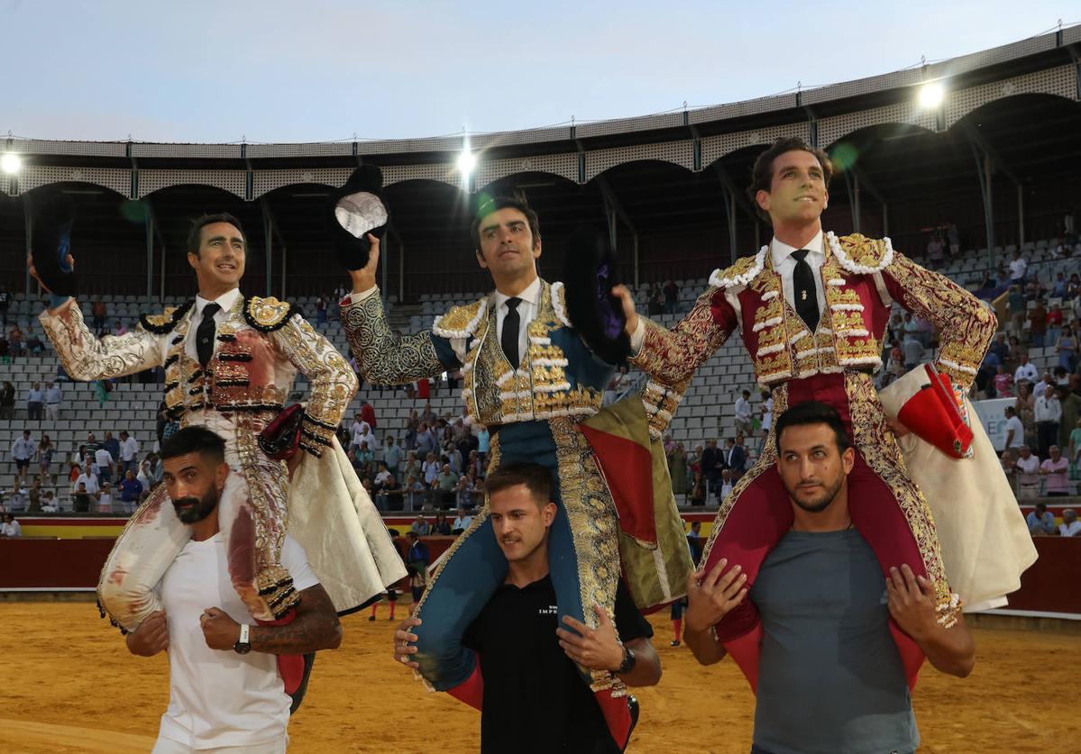 Los tres matadores salen a hombros del coso de Campos Góticos.