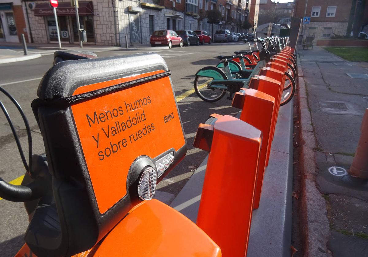 Una de las estaciones de préstamo del servicio municipal de alquiler de bicicletas, en una imagen de archivo.