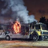 El incendio de un camión de pacas de paja activa todas las alarmas en Cortes