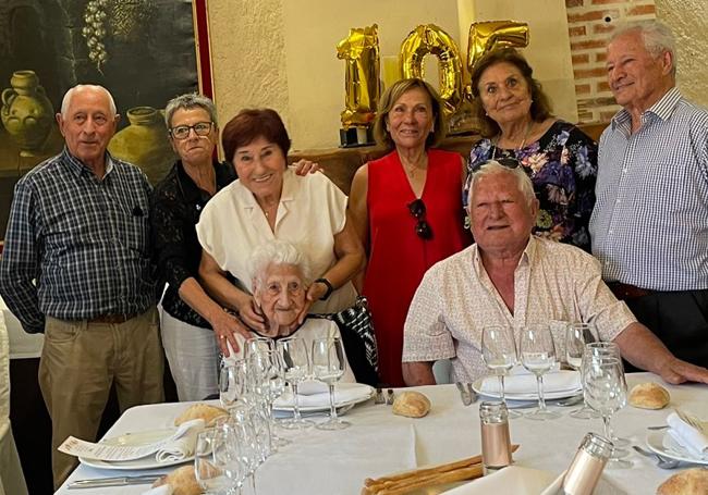 Luis, Margarita, Iluminada, Poli, Juanita, Vicente y Antolín Castro Benito, acompañan a su madre, Rosa Castro, durante la fiesta de cumpleaños de este miércoles.