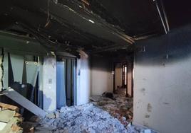 Estado en el que quedó el rellano de la tercera planta tras la explosión e incendio.