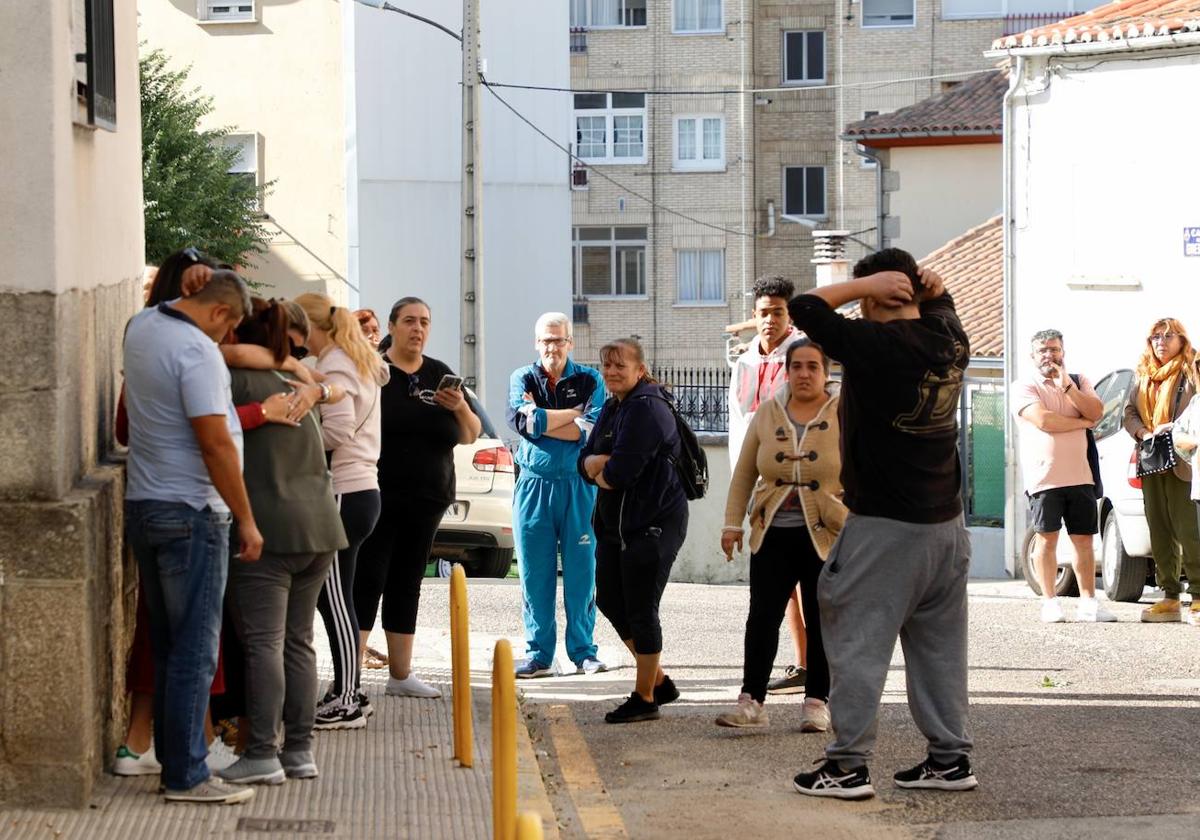 Familiares, vecinos y amigos de la mujer asesinada en Béjar, en las inmediaciones de la vivienda de la víctima.