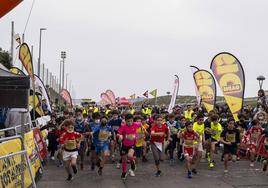 Niños y jóvenes participando en la Carrera de la Torre que impulsa Supermercados Gadis.