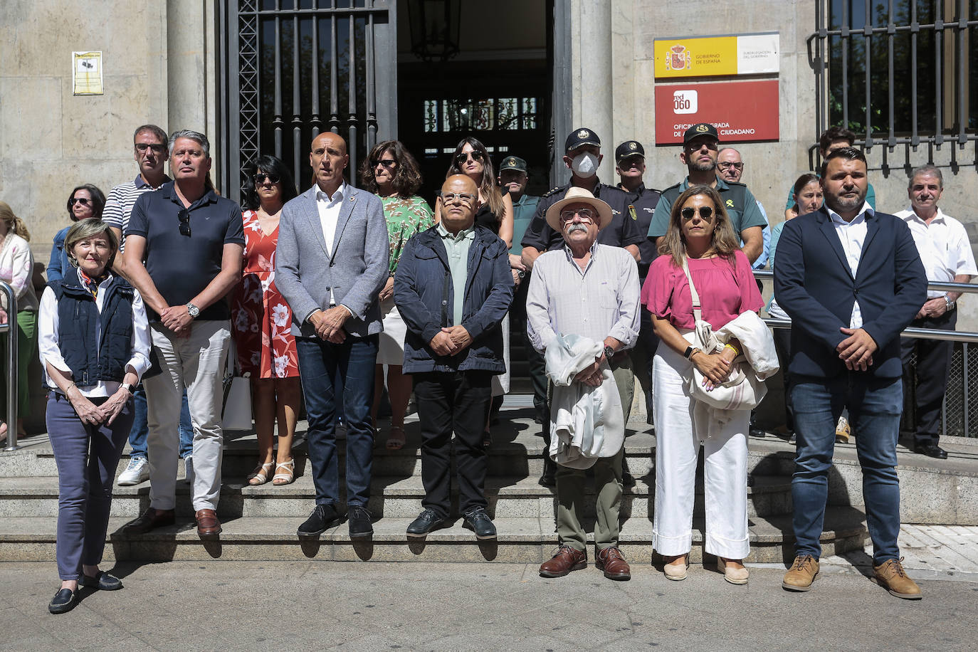 Trabajadores, agentes y cargos institucionales, durante el minuto de silencio en la subdelegación del Gobierno de León.