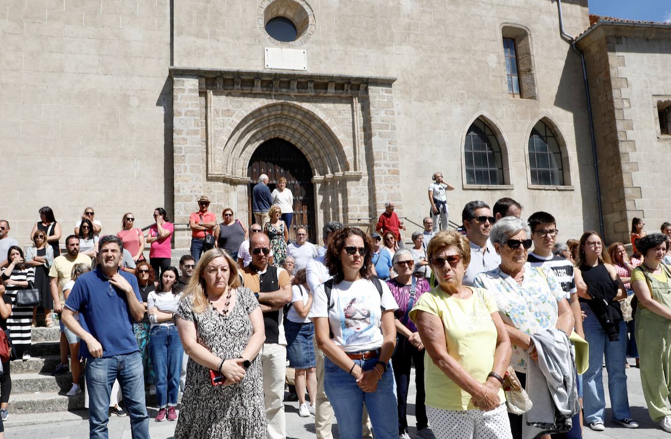 Decenas de personas muestran su respulsa al asesinato machista en Béjar.