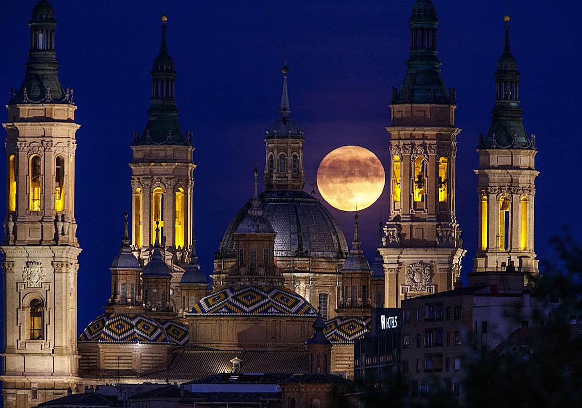 La superluna azul entre las torres del Pilar en Zaragoza.