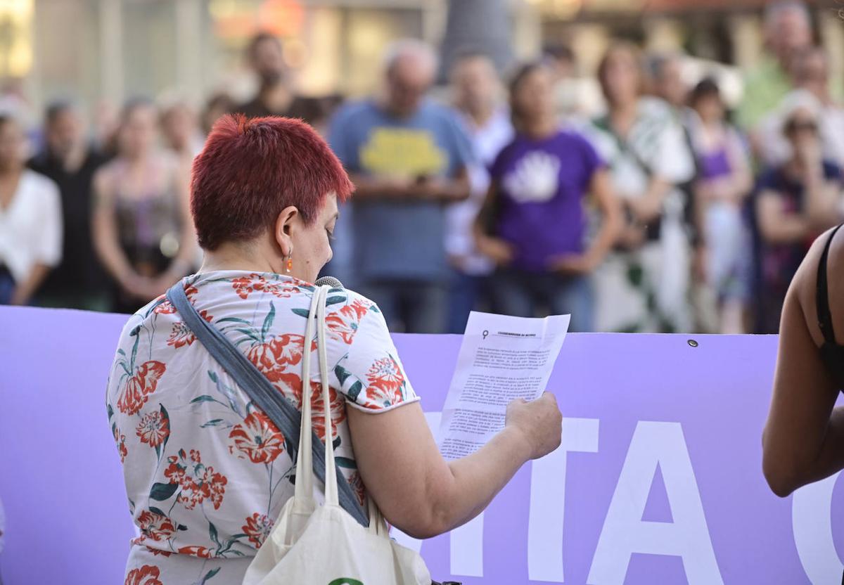 Una de las integrantes de la Coordinadora de Mujeres lee el manifiesto contra Luis Rubiales.