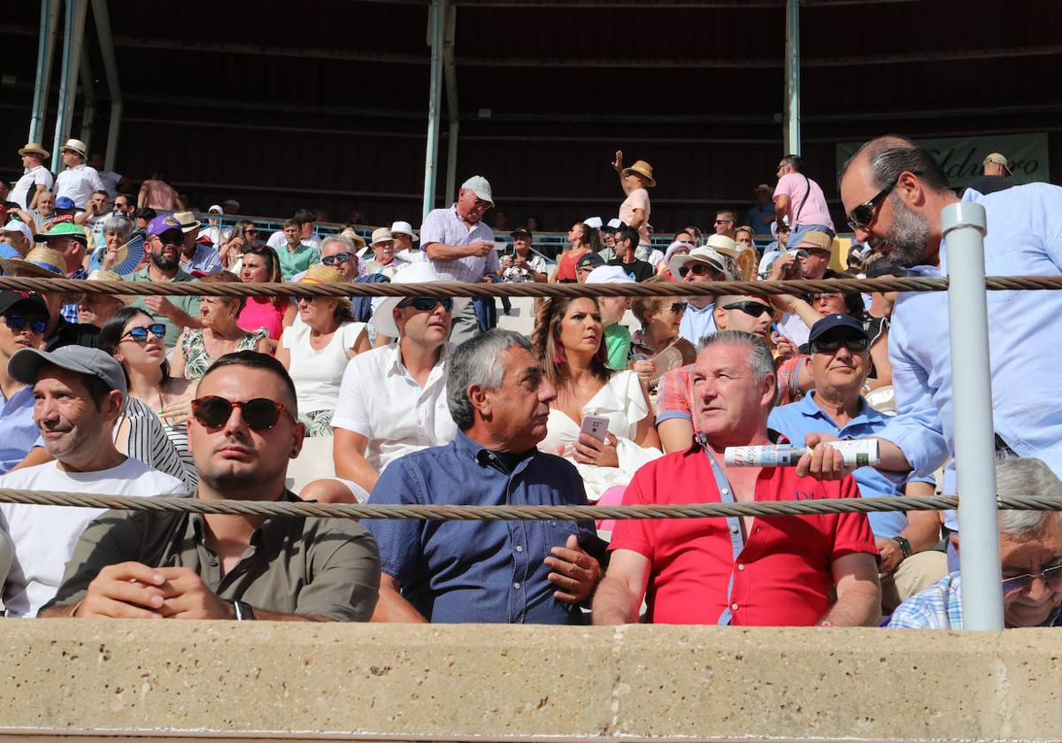 Público en la segunda corrida de toros de San Antolín