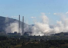 Imagen de la demolición de una de las chimeneas de la central térmica de Compostilla.