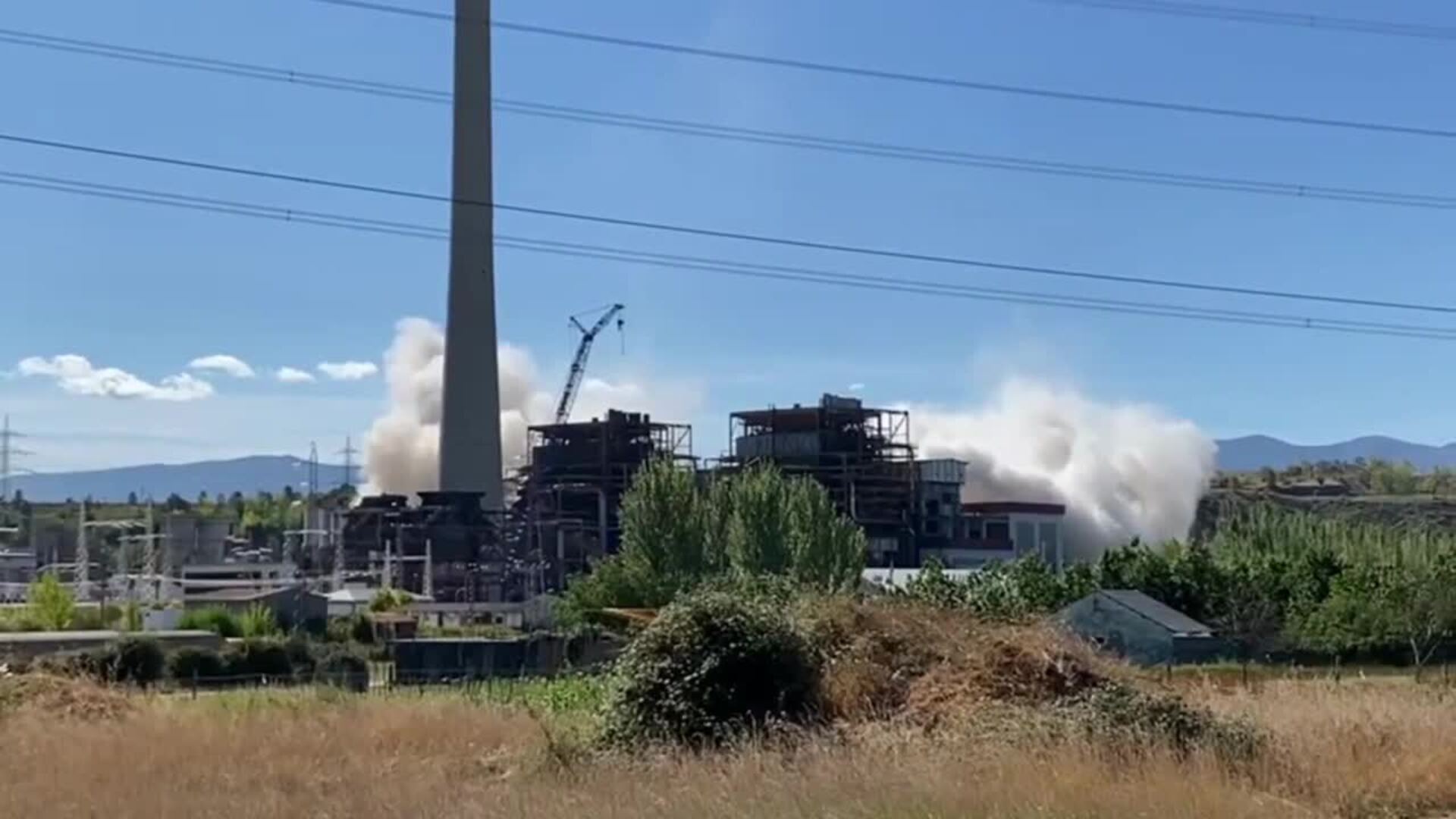 Demolición de las dos torres de refrigeración y la chimenea G3 de la central de Cubillos del Sil