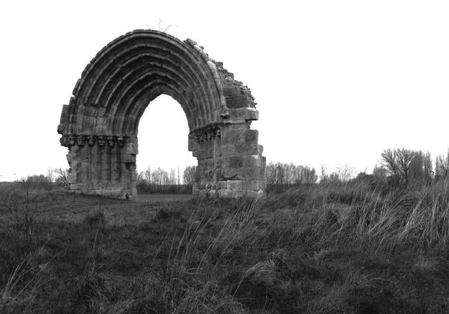 Arco de San Miguel de Mazarreros (Burgos). «Sorprende y asombra la belleza de lo único que queda de esta iglesia del siglo XII».