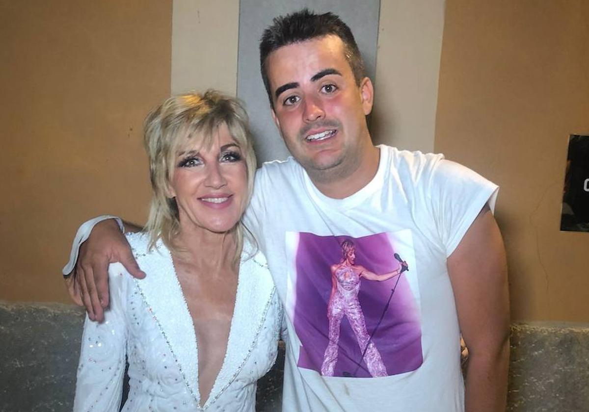 Javier Cano junto a la cantante Ana Torroja tras uno de sus conciertos.