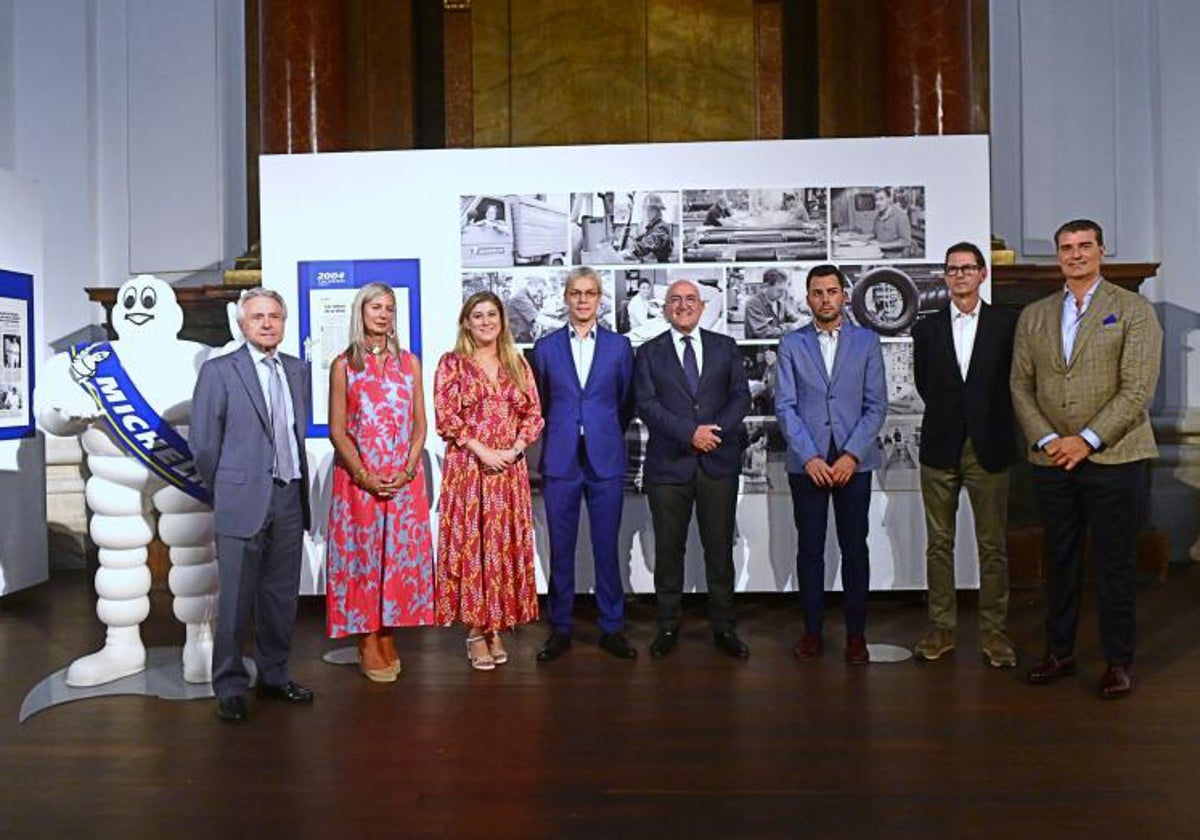 Foto de familia de los invitados a la inauguración.