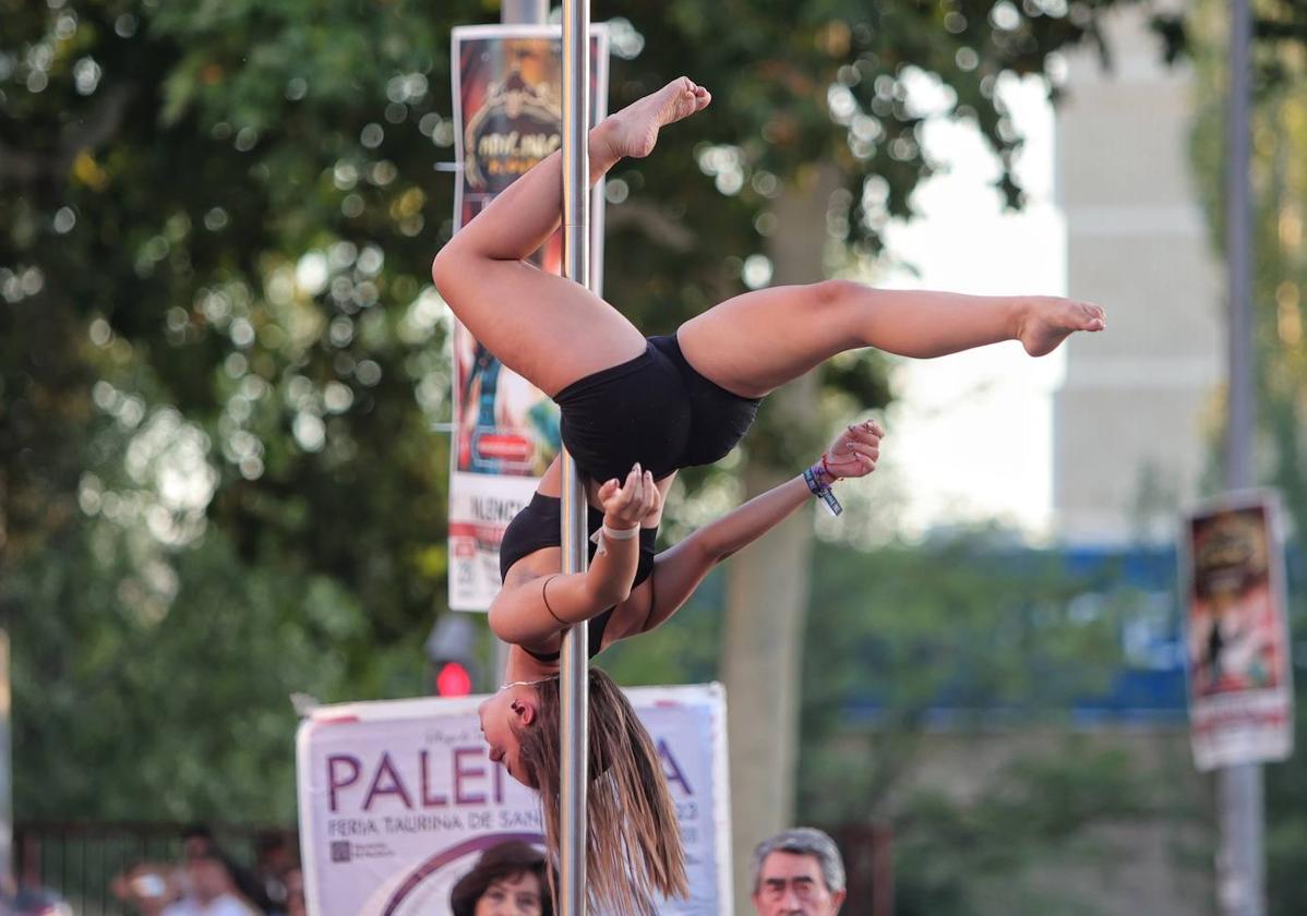 Una de las alumnas de la Escuela Bella Luna baila 'pole dance'.