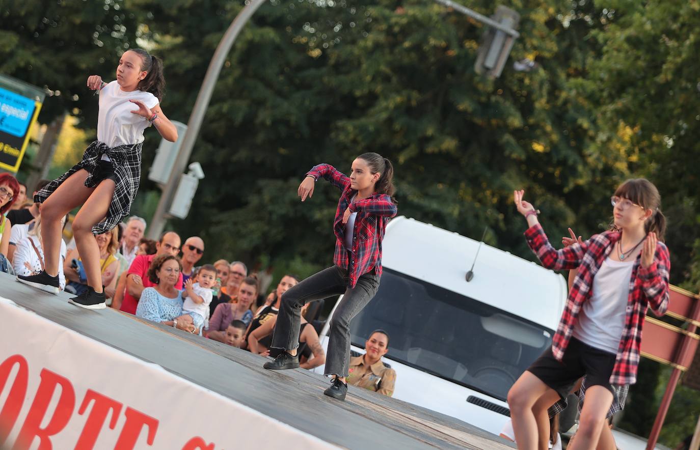 Exhibición de gimnasios en la calle por San Antolín