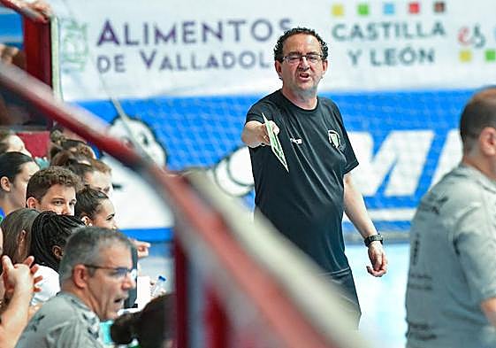 Miguel Ángel Peñas se dirige a los árbitros en el partido frente al Rocasa.