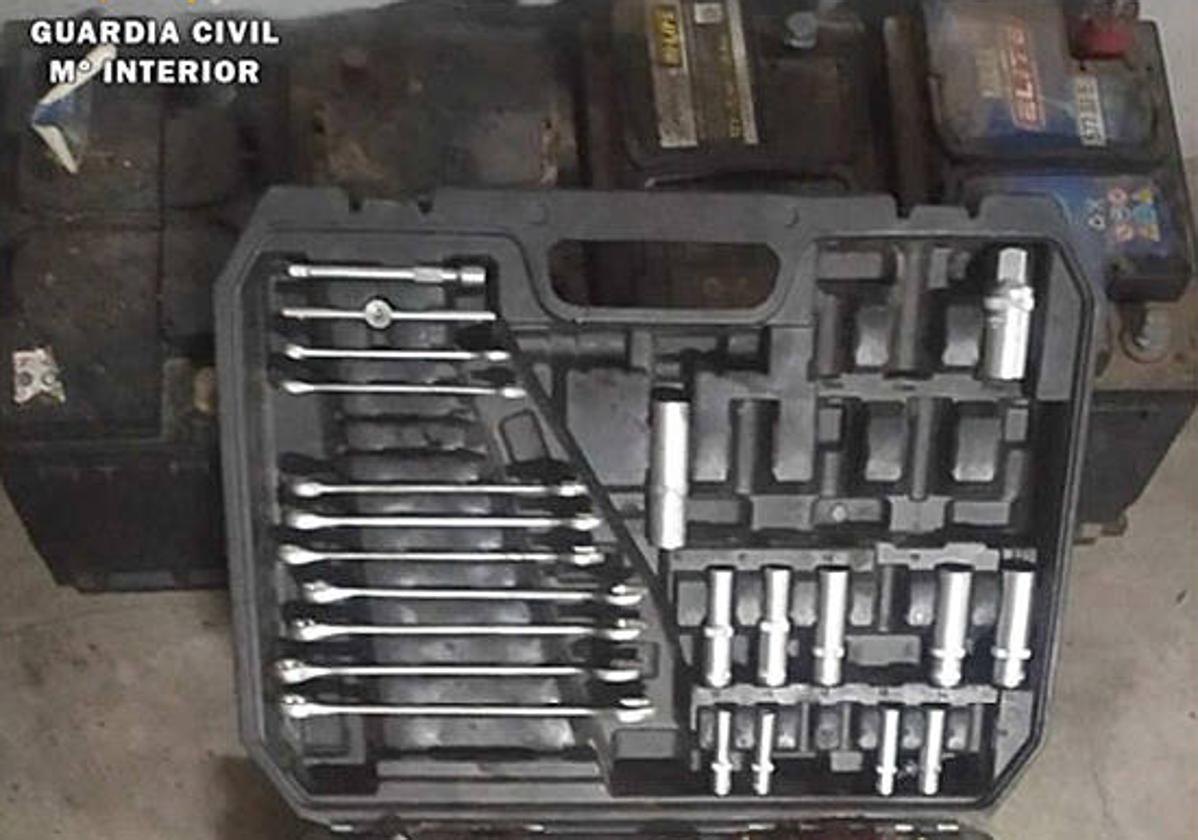 Desvalijan un desguace de noche e intentan huir sin luces en el coche