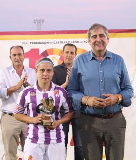 Imagen secundaria 2 - Mónica y Aitana, ambas del Real Valladolid, se llevaron los trofeos como máxima goleadora y mejor jugadora del torneo.