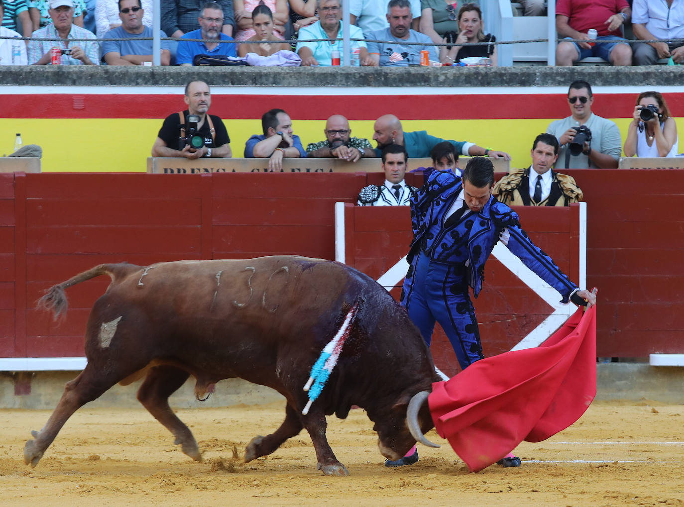 Roca Rey impone su poderío en el homenaje a El Regio