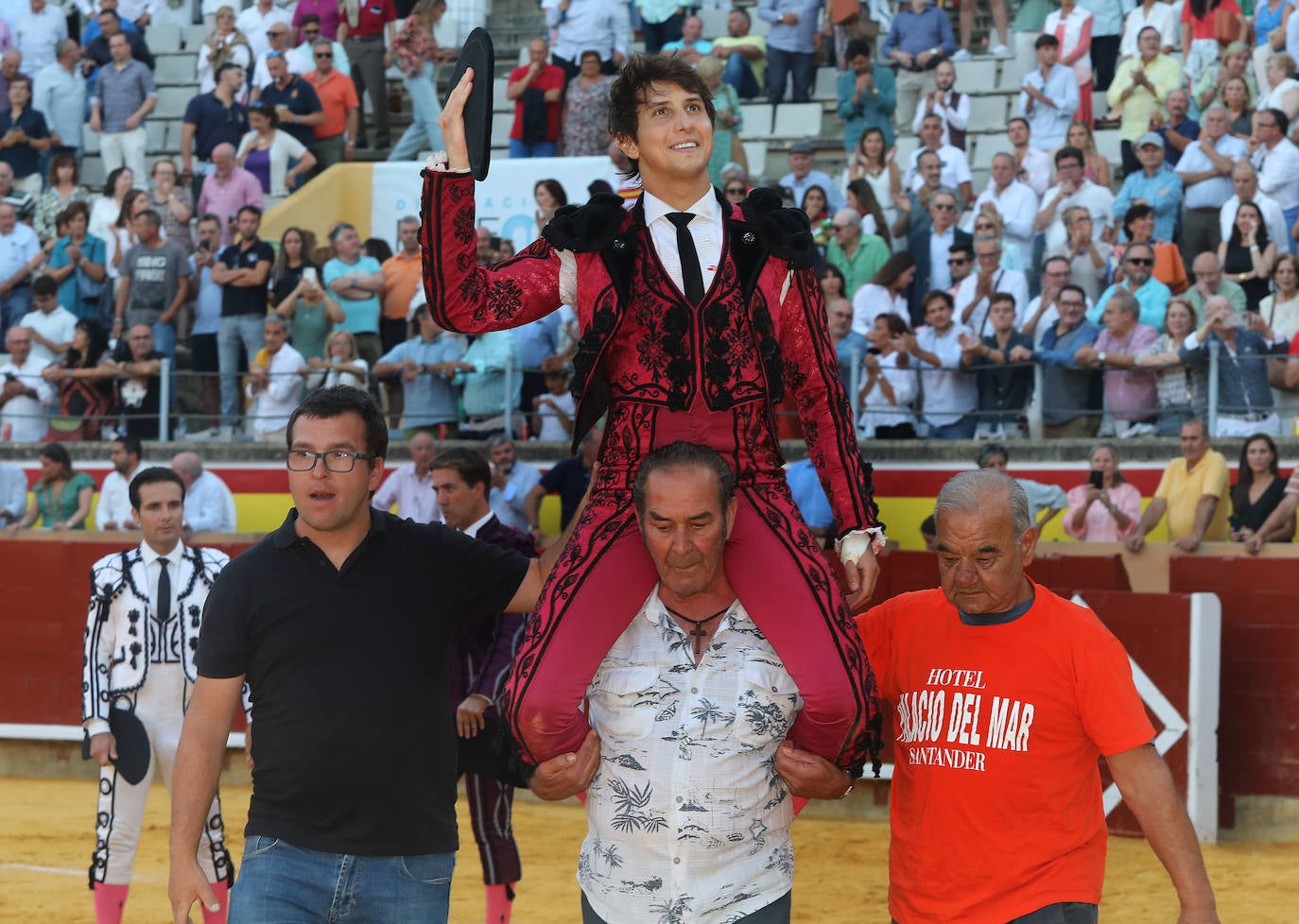 Roca Rey impone su poderío en el homenaje a El Regio