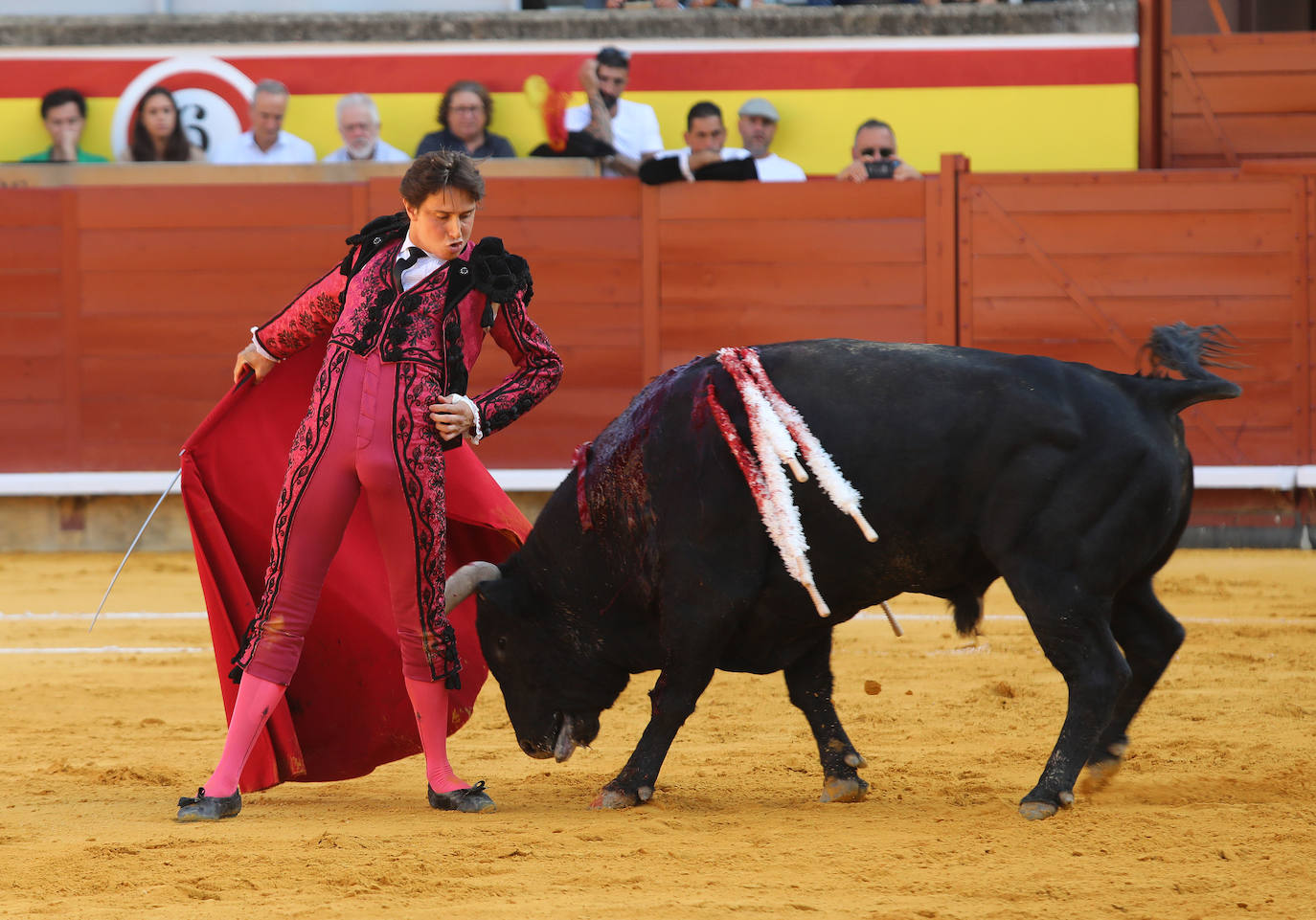 Roca Rey impone su poderío en el homenaje a El Regio