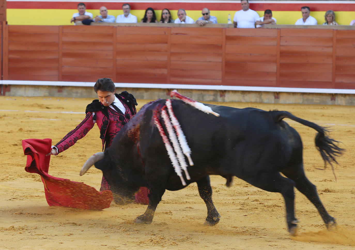 Roca Rey impone su poderío en el homenaje a El Regio