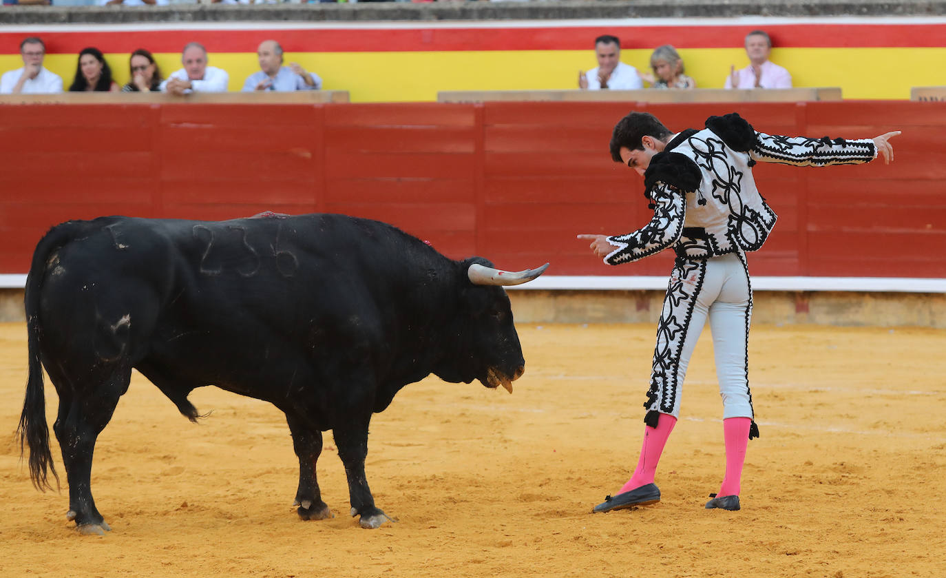 Roca Rey impone su poderío en el homenaje a El Regio