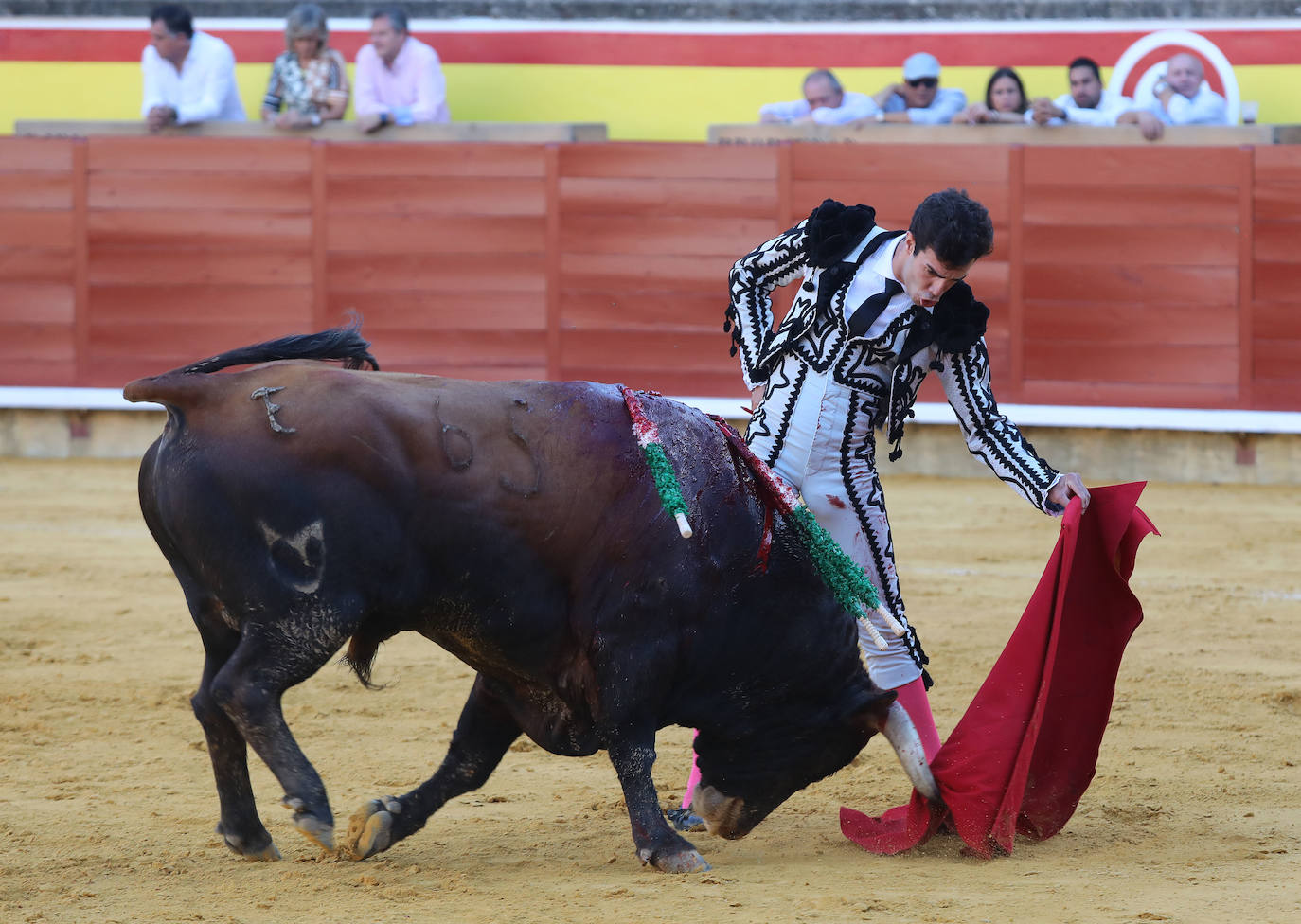 Roca Rey impone su poderío en el homenaje a El Regio