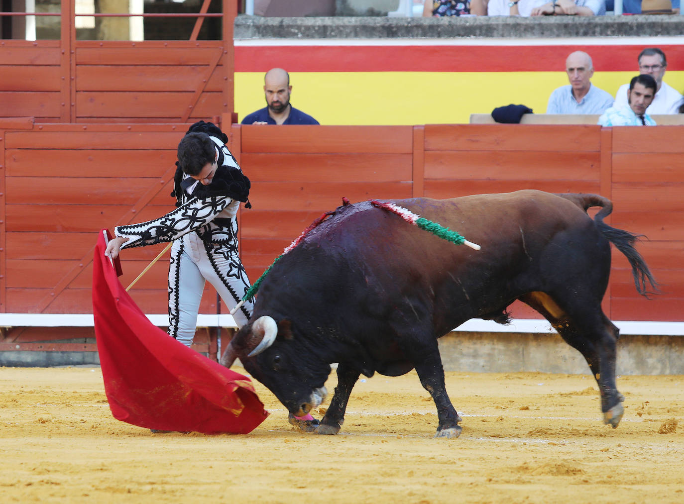 Roca Rey impone su poderío en el homenaje a El Regio