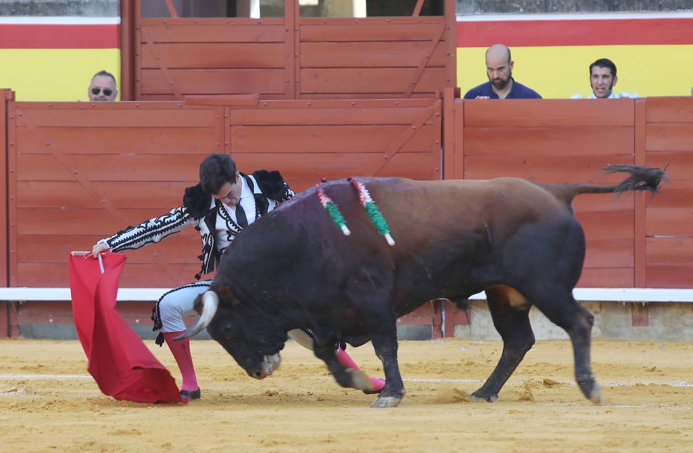 Roca Rey impone su poderío en el homenaje a El Regio