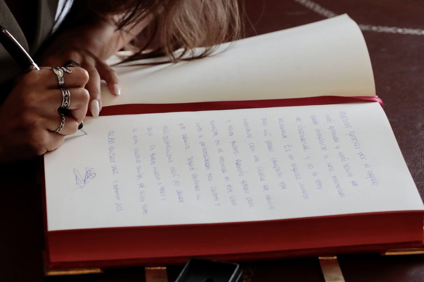 La pregonera de las Fiestas de Valladolid, Alba Oliveros firma en el libro de honor del Ayuntamiento