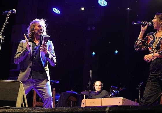 Antonio Carmona y su hija Lucía Fernanda cantan en el escenario del Salón.