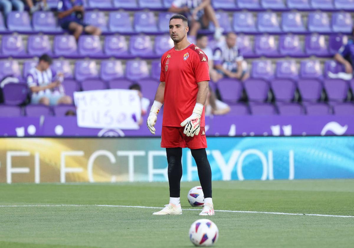 Sergio Asenjo durante el calentamiento del partido frente al Sporting.