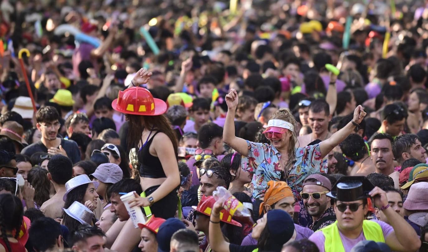 En imágenes, el ambiente previo al desfile de peñas