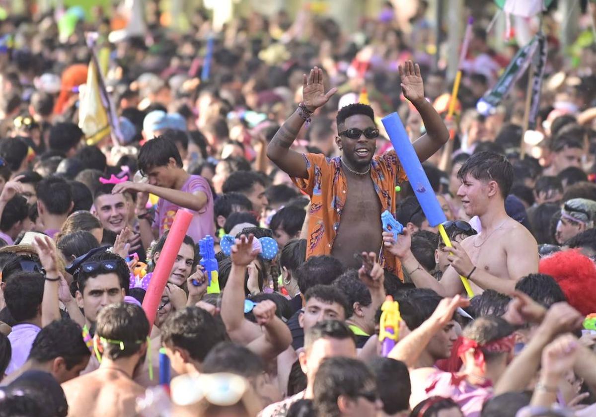 En imágenes, el ambiente previo al desfile de peñas