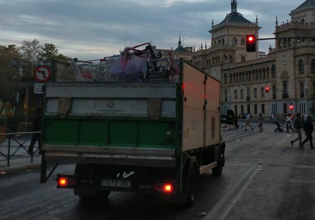 El camión, cargado con los carros de la compra.